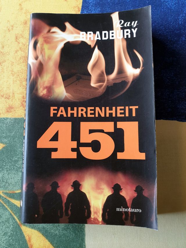 Ray Bradbury - Fahrenheit 451 (español, 270 pags.)