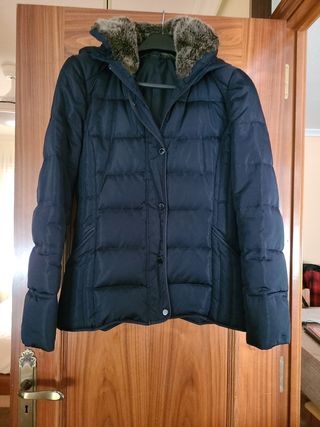 Cazadora de mujer, color azul marino con capucha