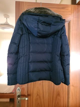 Cazadora de mujer, color azul marino con capucha