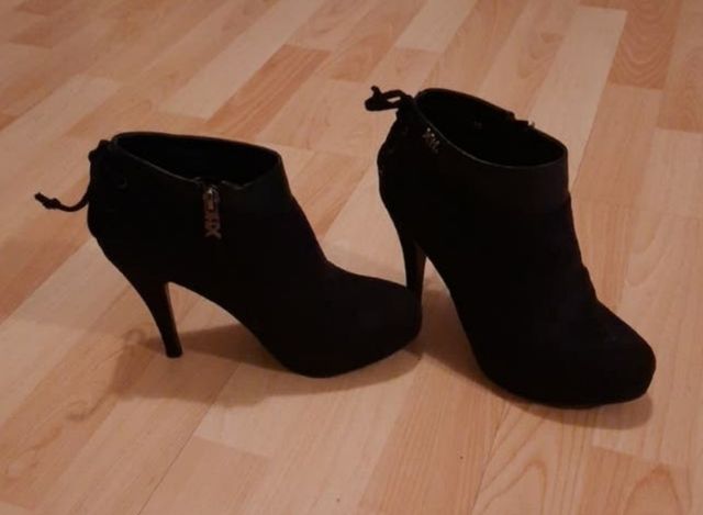 Zapatos abotinados negros