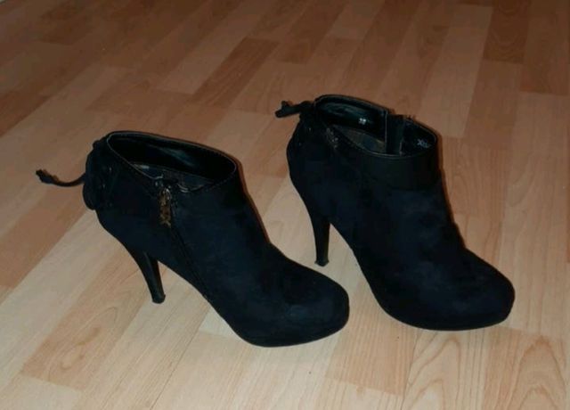 Zapatos abotinados negros