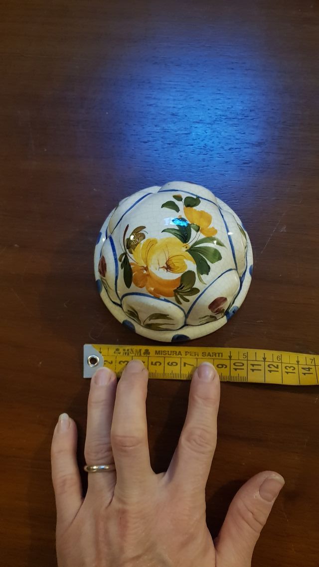 Formella in ceramica dipinta