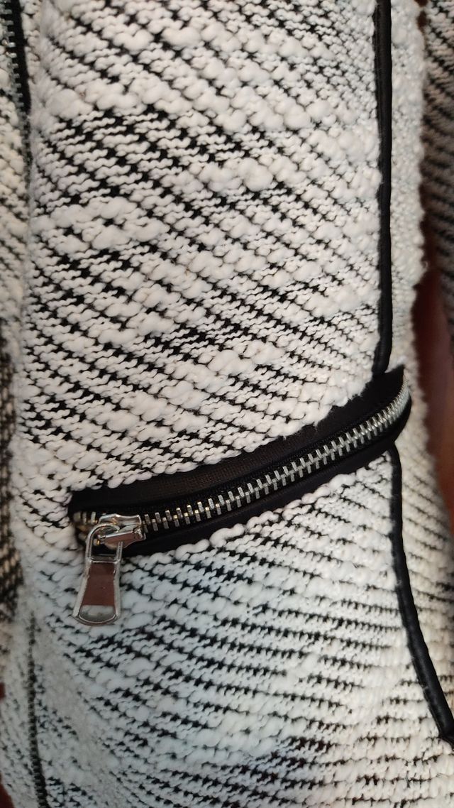 Chaqueta blanca con detalles en negro