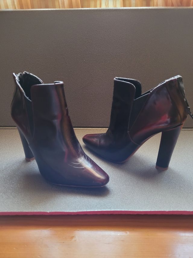Botines de color burdeos 