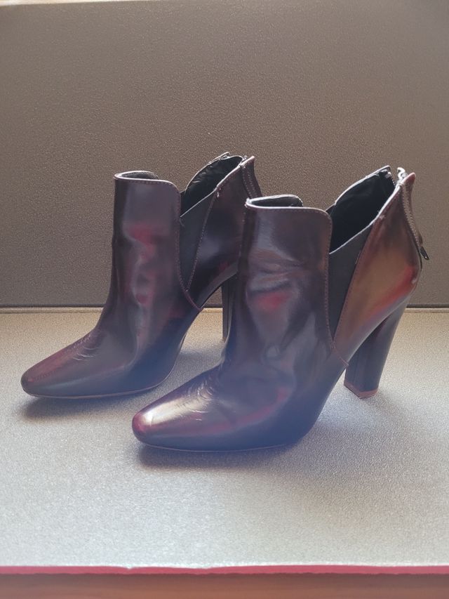 Botines de color burdeos 