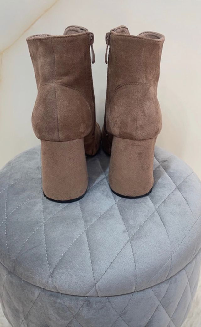 Stivaletto con tacco marrone