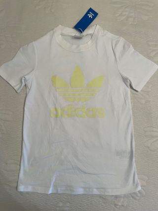 Camiseta adidas con etiquetas 