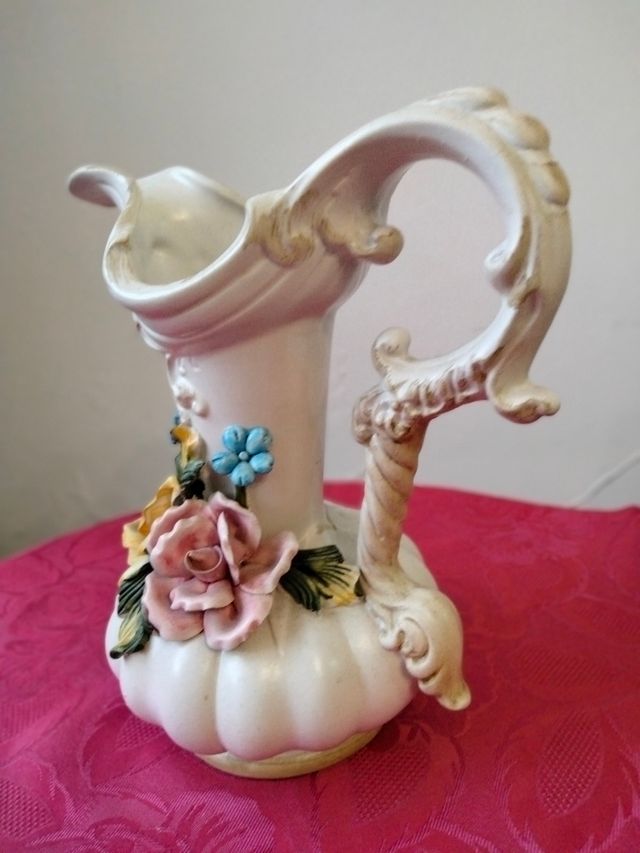vaso fatto a brocca  capodimonte