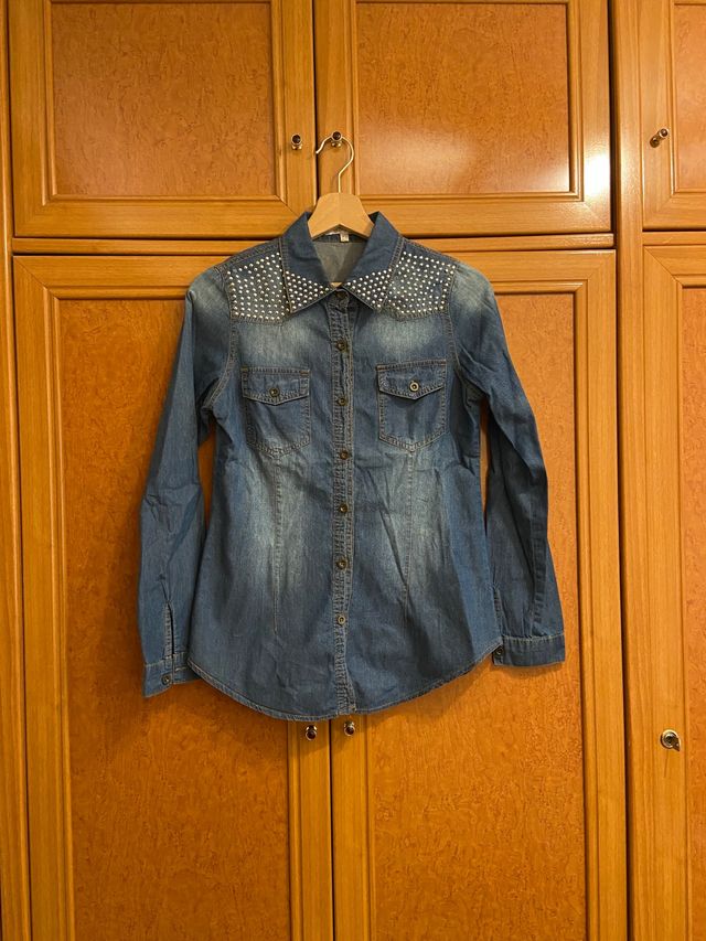 Camisa vaquera con tachas plateadas