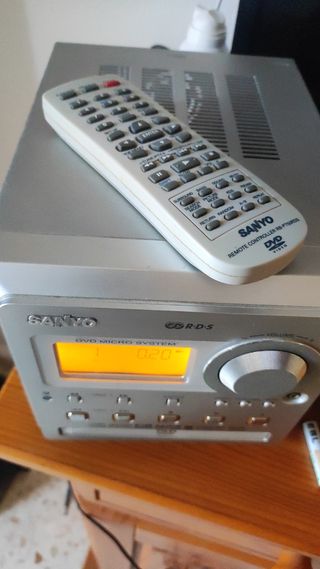 Equipo de música con lector de DVD