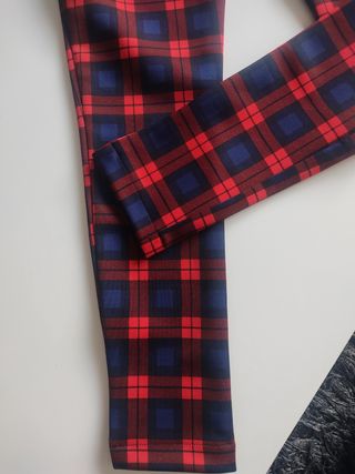 Pantalón tejido Neopreno y cuadro escocés de Zara