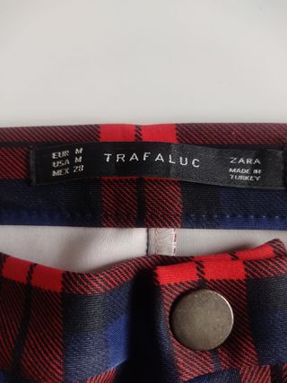 Pantalón tejido Neopreno y cuadro escocés de Zara