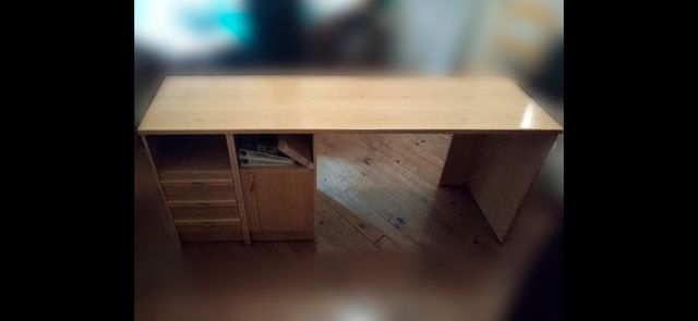 Escritorio de madera.