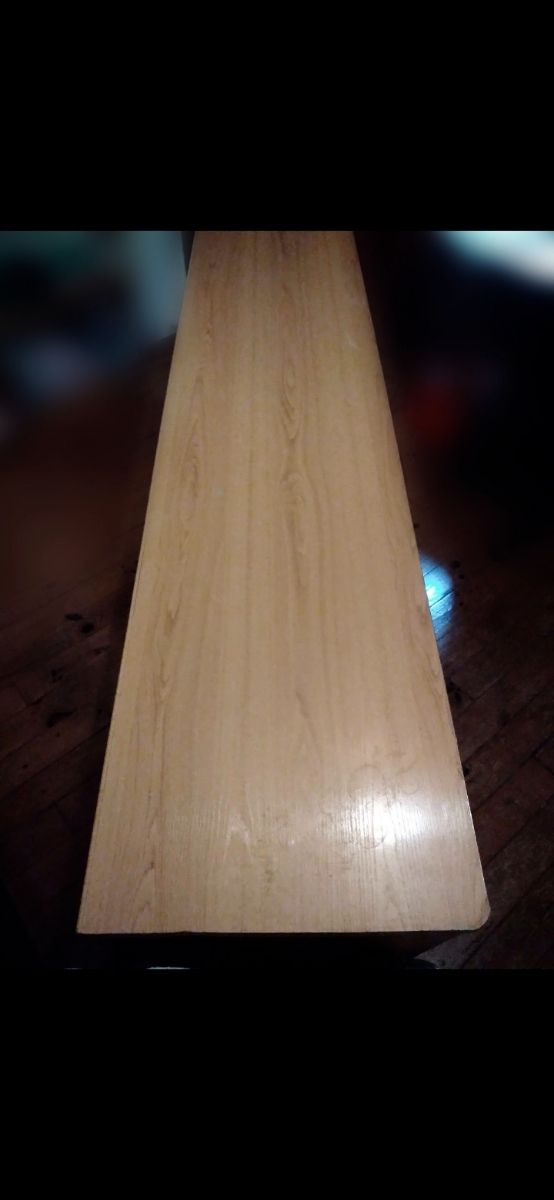 Escritorio de madera.