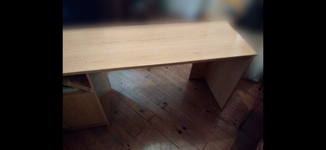 Escritorio de madera.