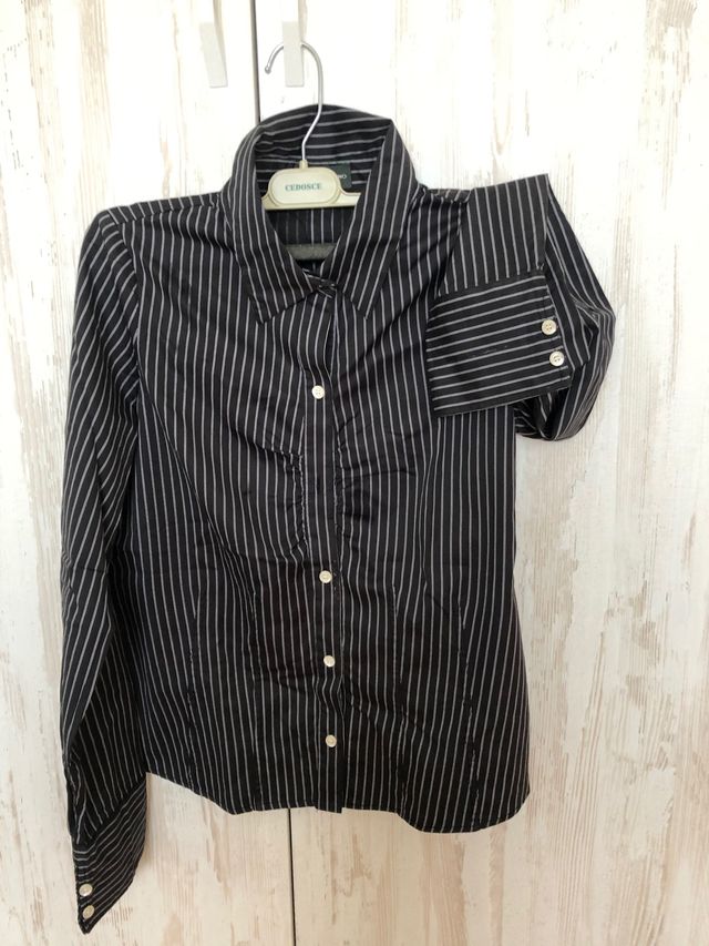 Camisa negra con raya diplomática blanca