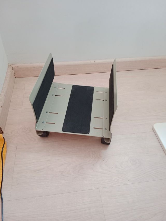 Soporte con ruedas para PC