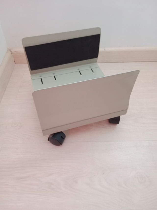 Soporte con ruedas para PC