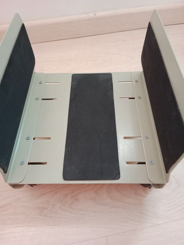 Soporte con ruedas para PC