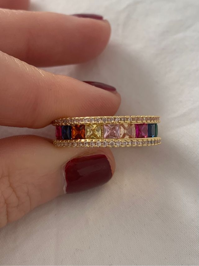 Precioso anillo dorado con piedras