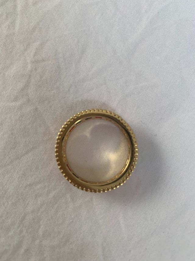 Precioso anillo dorado con piedras