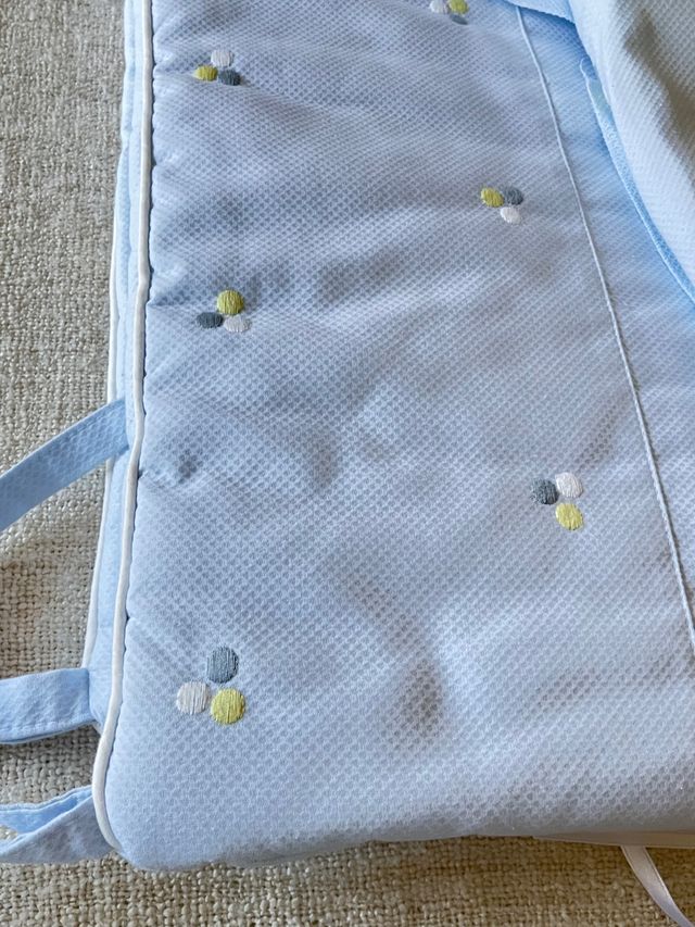 Colcha y protector de cuna marca Uzturre