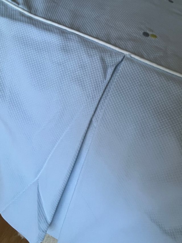 Colcha y protector de cuna marca Uzturre