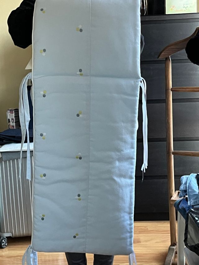 Colcha y protector de cuna marca Uzturre