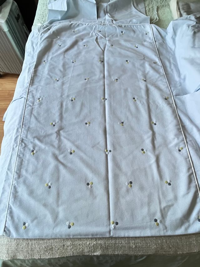 Colcha y protector de cuna marca Uzturre