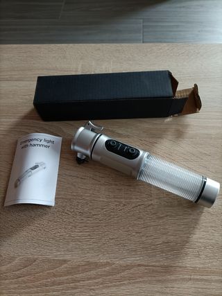 Luz de emergencia con martillo