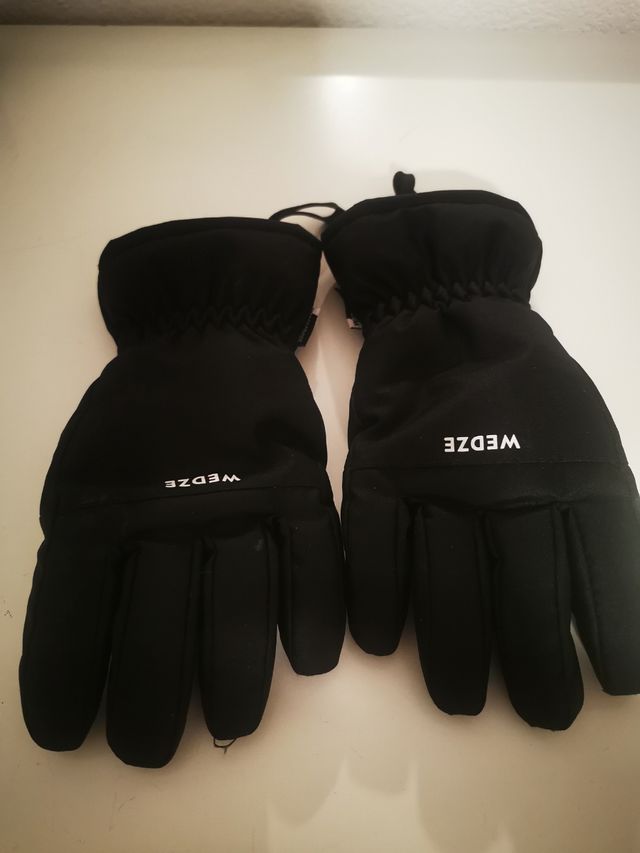nieve: botas T. 29-30, guantes 8 años y gafas