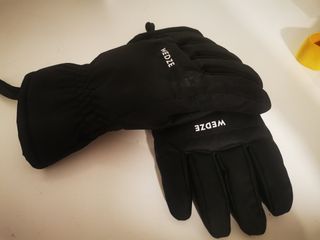 nieve: botas T. 29-30, guantes 8 años y gafas