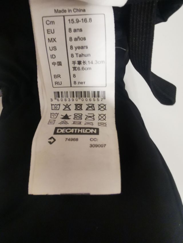 nieve: botas T. 29-30, guantes 8 años y gafas