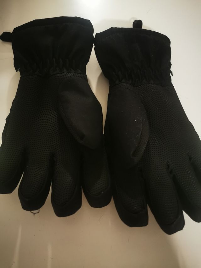 nieve: botas T. 29-30, guantes 8 años y gafas