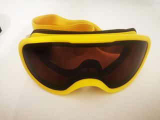 nieve: botas T. 29-30, guantes 8 años y gafas