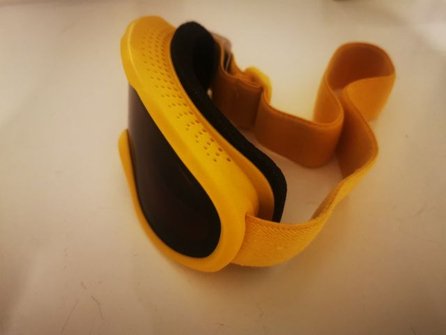 nieve: botas T. 29-30, guantes 8 años y gafas