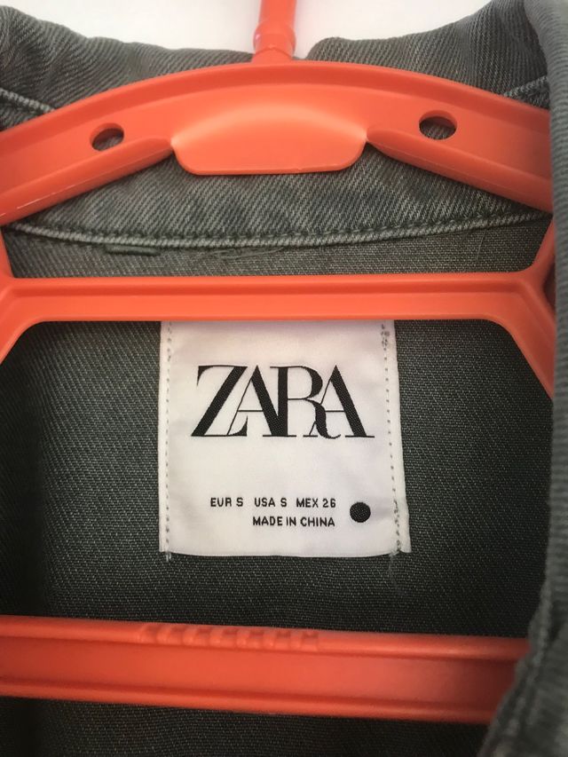 Sobre camisa vaquera , color verde militar.