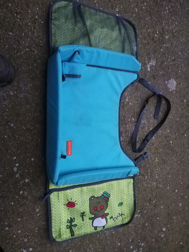 Vendo mesita de ropa para niños o niñas