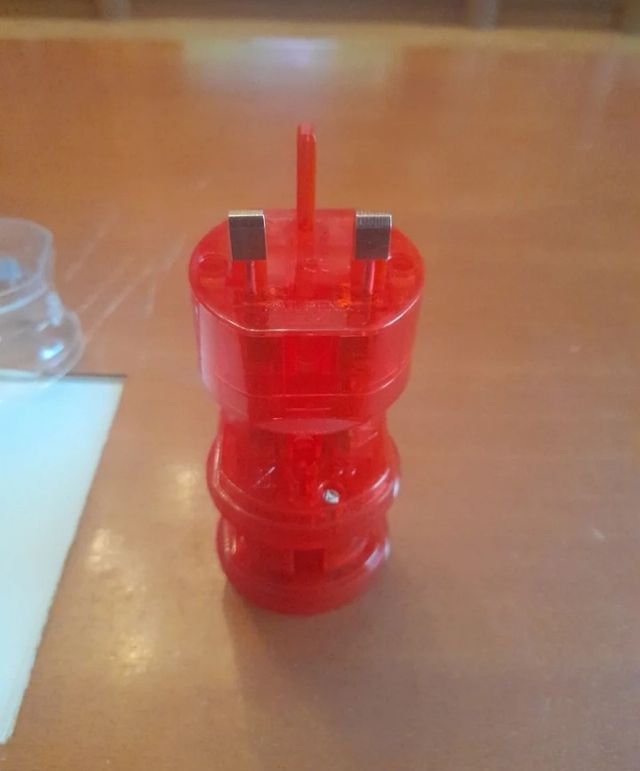 Dos adaptadores o convertidores de enchufe