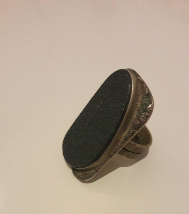 Anillo con piedra natural