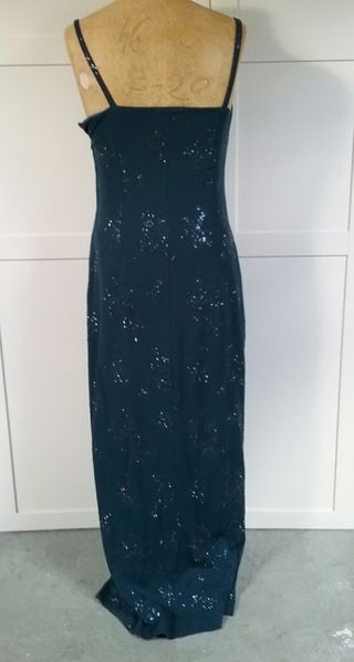 Vestido fiesta azul marino con lentejuelas.