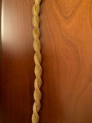 Cinturón dorado trenzado
