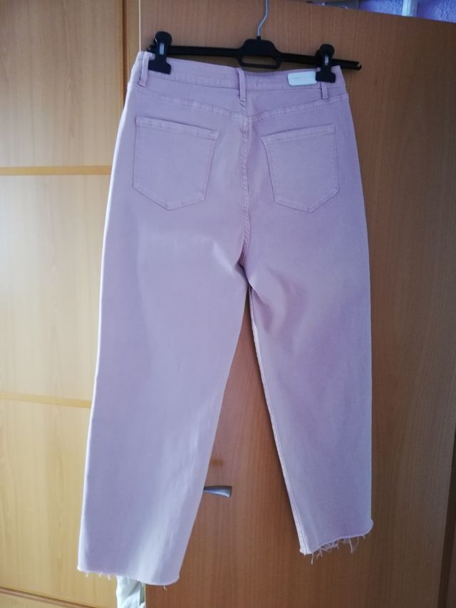 pantalón vaquero en color rosa
