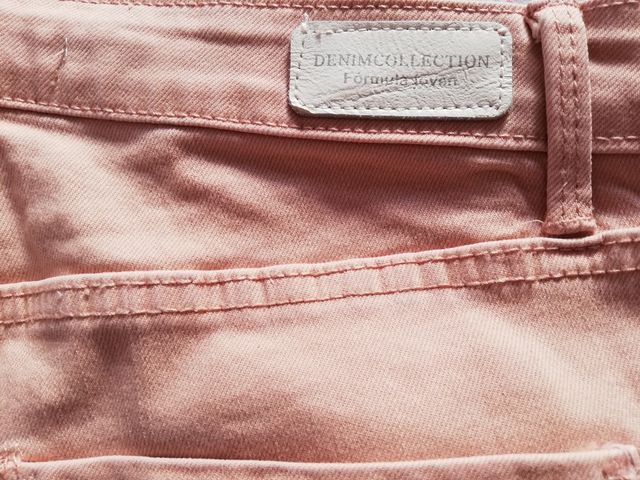 pantalón vaquero en color rosa