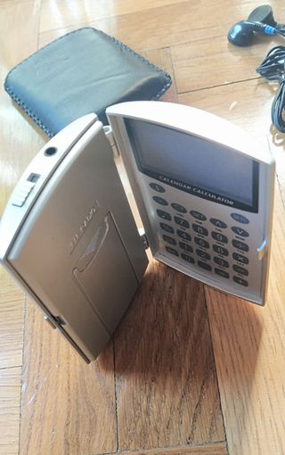 Calcolatrice, radio, orologio, calendario