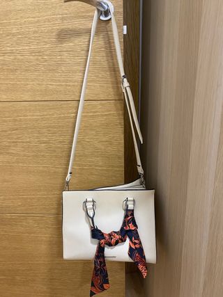 Bolso Bershka mediano beige mujer. SOLO ENVIO