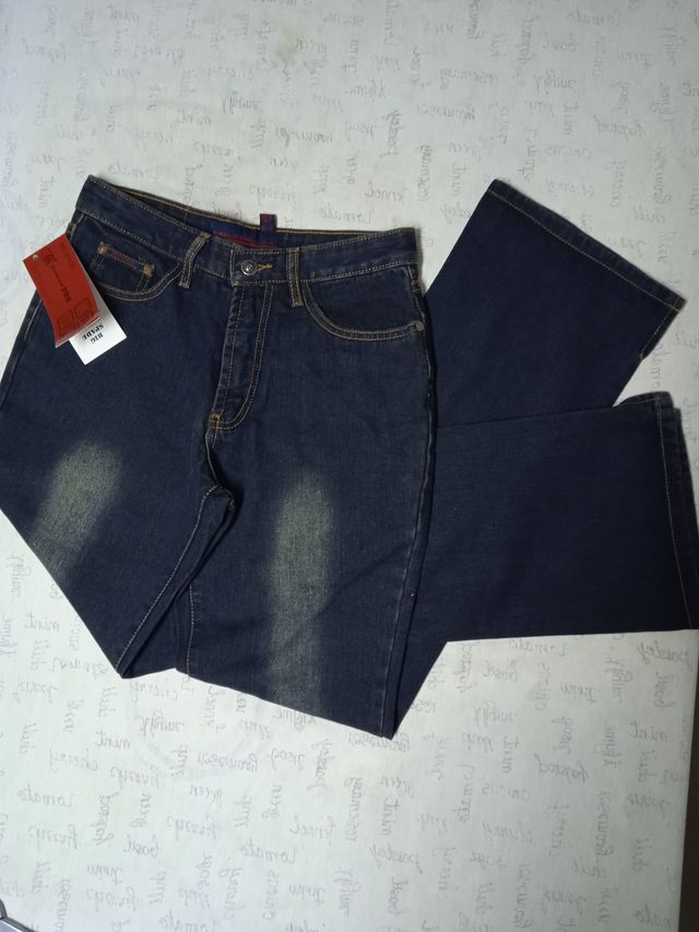 Pantalón vaquero acampanado