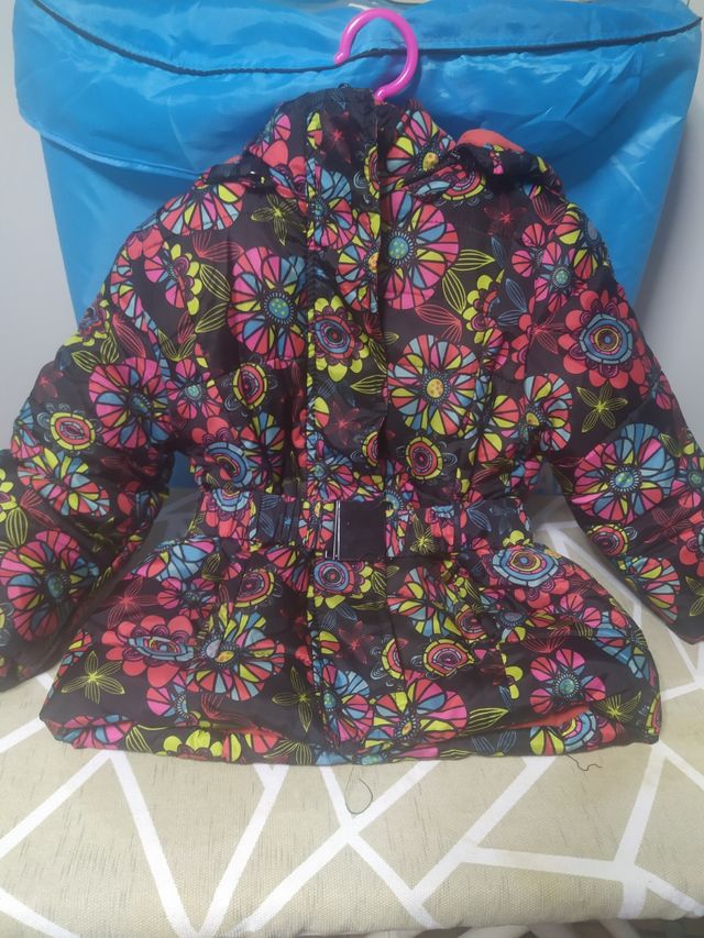 Chaqueton de niña precioso.