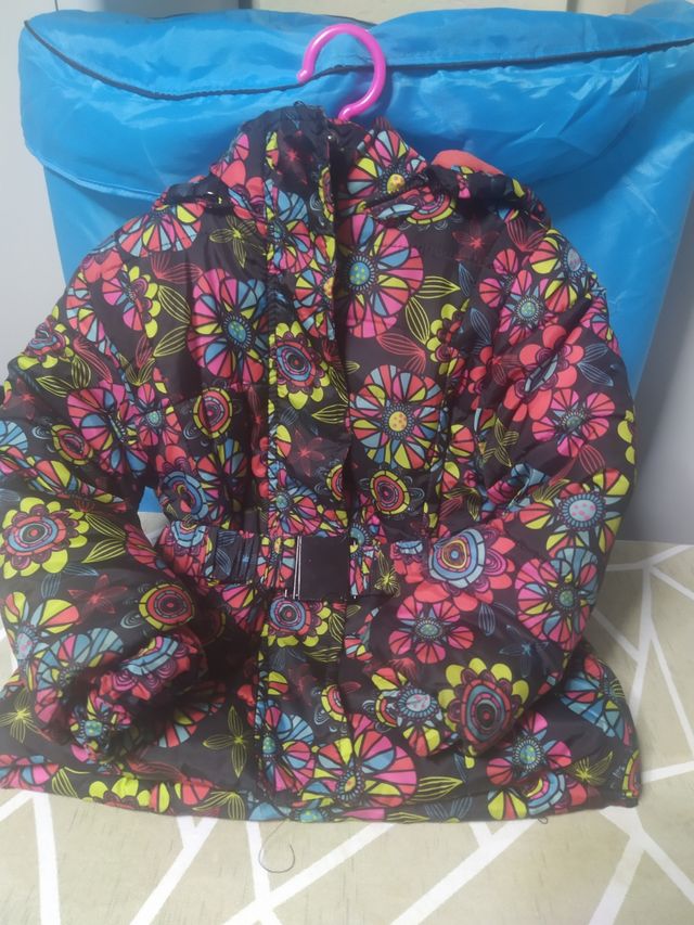 Chaqueton de niña precioso.