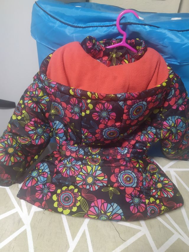 Chaqueton de niña precioso.